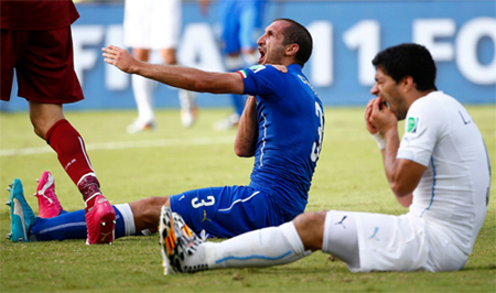 Suarez (trắng) và Giorgio Chilellini trong sự cố gây tranh cãi.